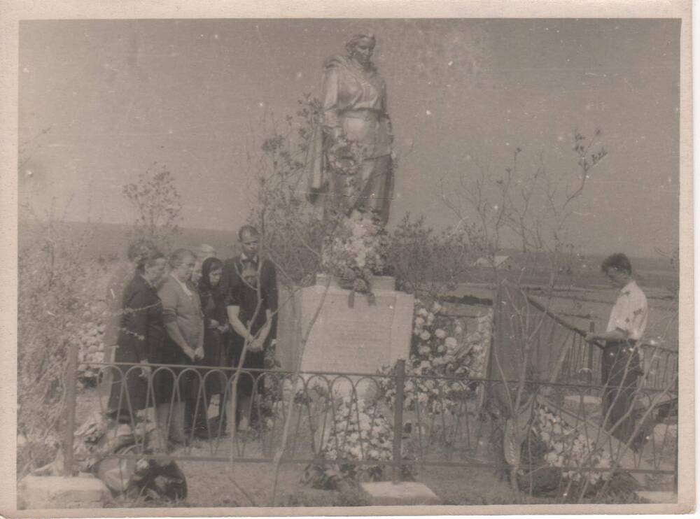 Фотография № 1 из серии Родственники у братской могилы девушек-разведчиц в д. Марково