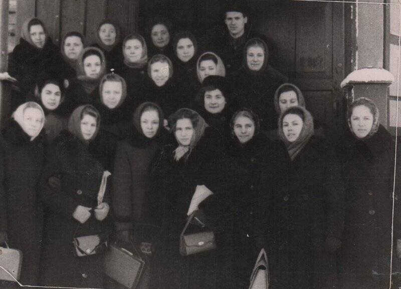 Фотография групповая черно-белая пионервожатых Голышмановского района