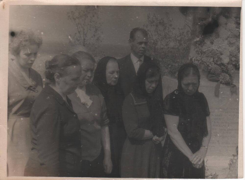 Фотография № 2 из серии Родственники у братской могилы девушек-разведчиц в д. Марково