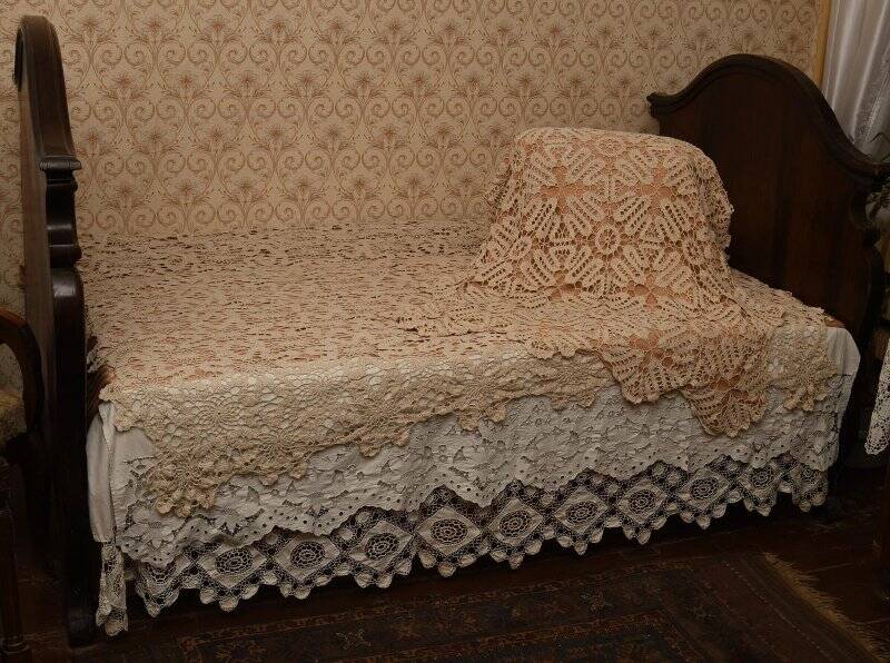 Кровать.