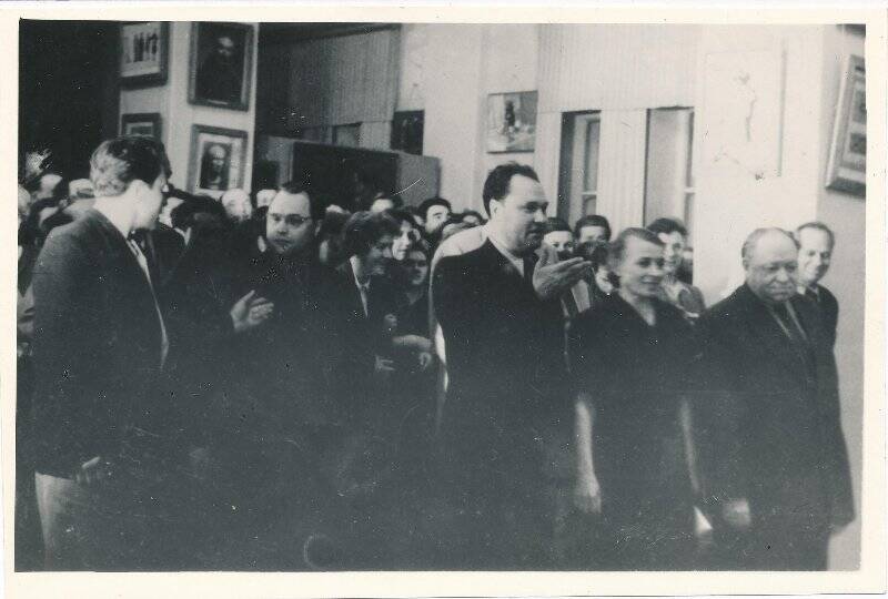Фотография. Чагин П.И. в группе с сотрудниками редакции газеты «Бакинский рабочий» [1950-е гг.] Пересъемка.