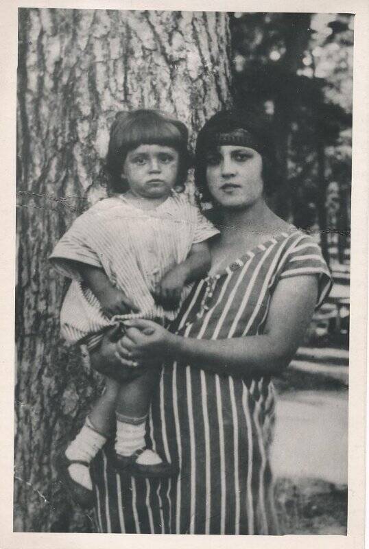 Фотография [Жена и дочь Чагина П.И.] [1920-е гг.] Пересъемка.