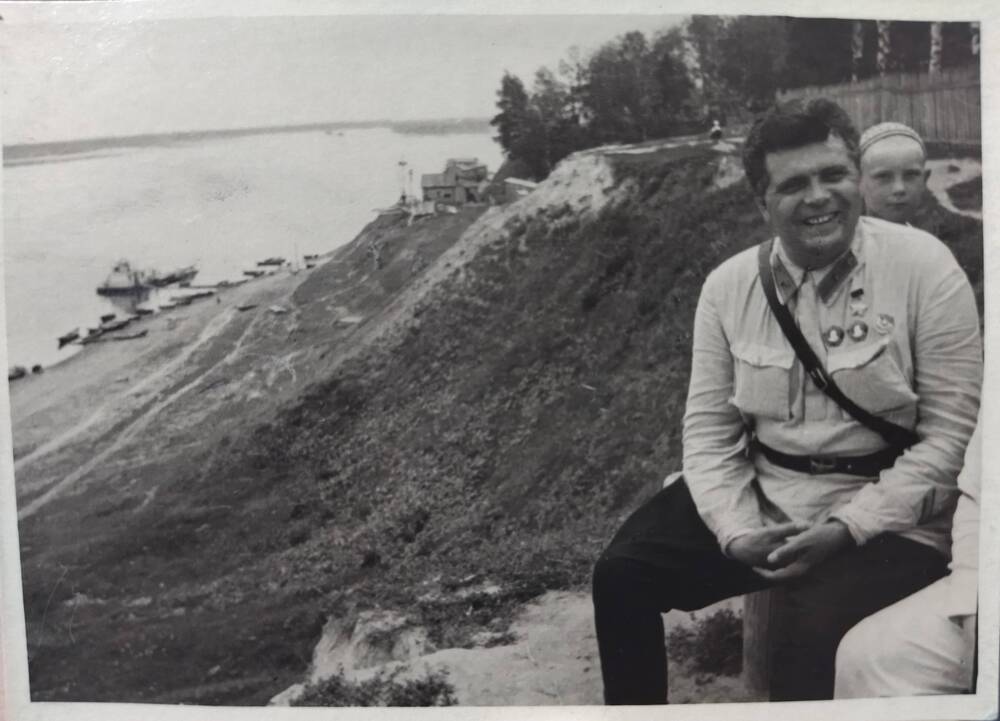 Фотография. Герой Советского Союза М.В.Водопьянов на родине В.П.Чкалова сидит на любимой его скамейке, на откосе горы перед домом, 1940 год.