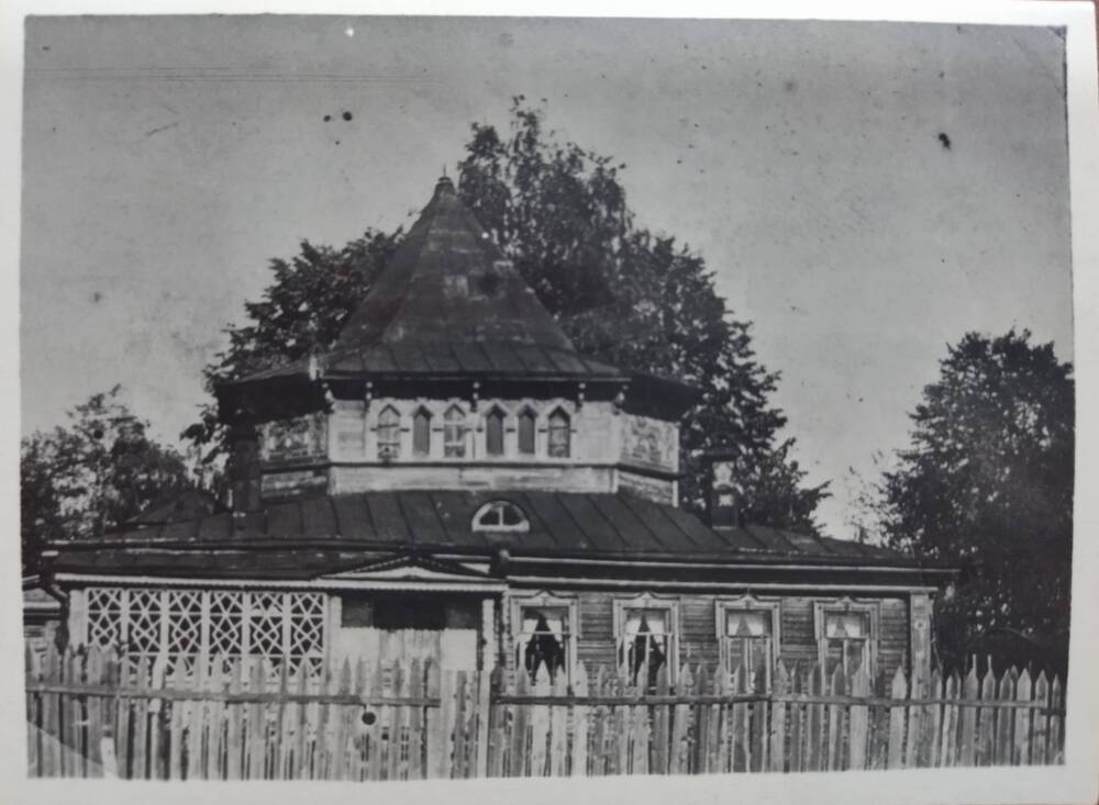 Фотография. Павильон А.И.Фролищева, перевезен с Нижегородской выставки в 1887 году, затем был жилым домом Крячковых. Снесен 1940 году.