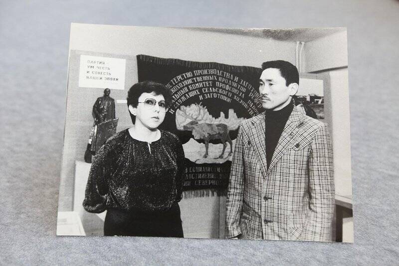 Еленут в Чукотском окружном краеведческом музее с директором Отке Н.П. Фотография черно-белая