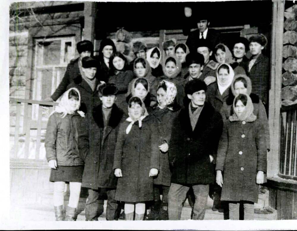 Фото групповое.   Коллективное фотографирование перед зданием Темясовской начальной школы сельской молодежи, участников агитбригады. 1971 г. Изображение черно-белое. 
12,0*9,0 см.