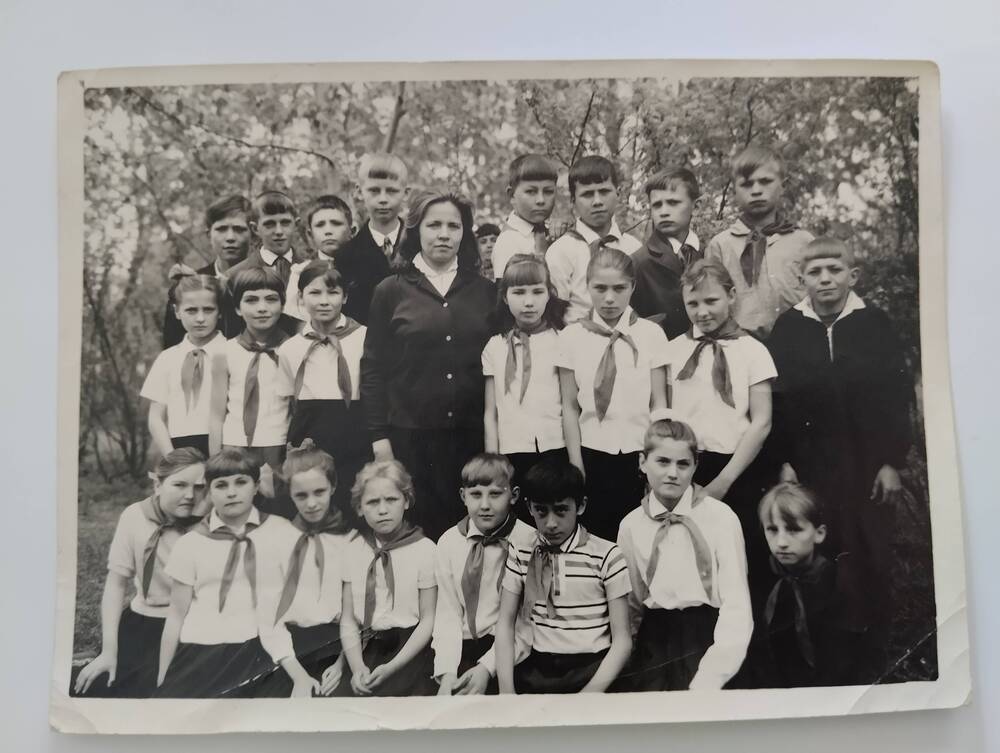 Фотография черно-белая. Групповой снимок : Тасеевская  начальная школа, 4 б класс, классный руководитель Н.П. Жгун.