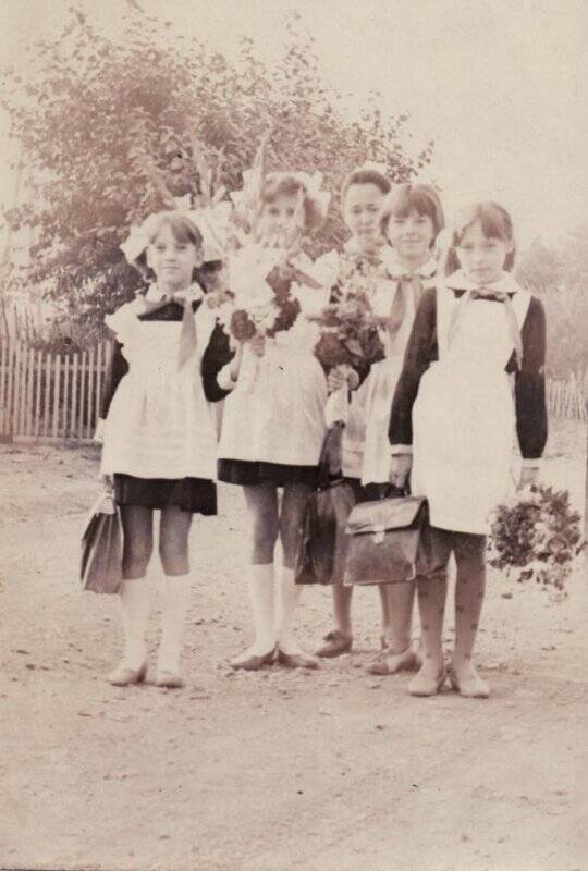 Фотография. Ученицы-пионерки Кизильской школы.