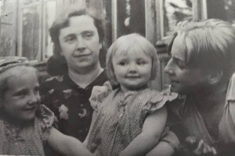 Фотография. Осиротевшая семья В.П.Чкалова О.Э.Чкалова с детьми Игорем, Лерочкой и Оленькой.