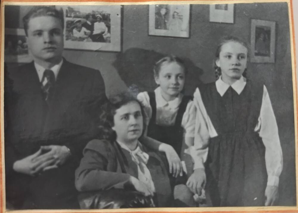 Фотография. Семья В.П.Чкалова. Ольга Эразмовна с детьми Игорем, Лерочкой и Оленькой, 1949 год.