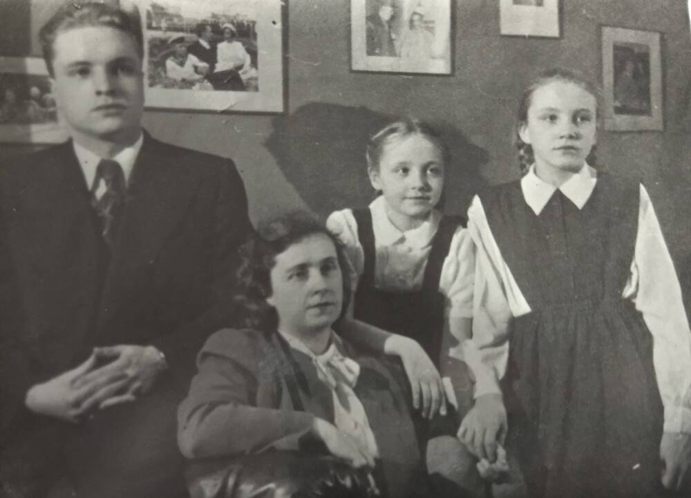 Фотография. Семья В.П.Чкалова. Ольга Эразмовна с детьми Игорем, Лерочкой и Оленькой, 1949 год.