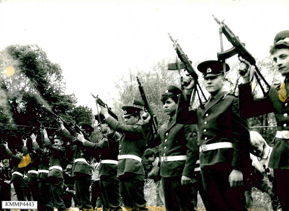 Черно-белое фото: Салют в честь 50-летия Победы в парке п. Тульского.