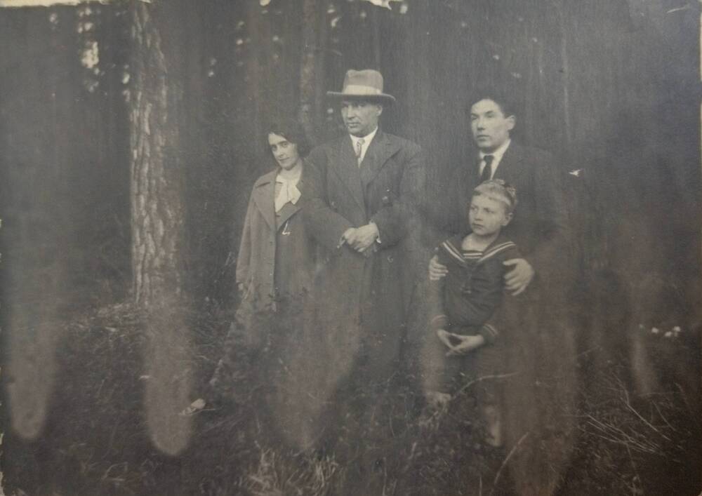 Фотография. В.П.Чкалов с женой и сыном в сосновом лесу.