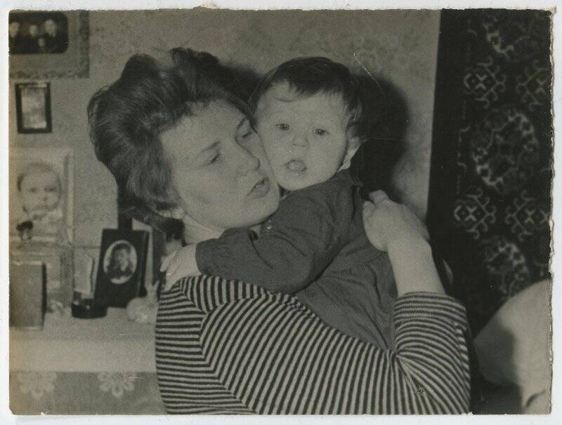 Фотография черно-белая женщины (бабушки) с маленькой девочкой на руках.