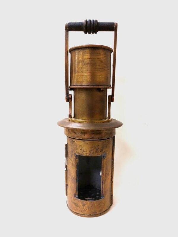 Лампа для свечи освещения нактоуза компаса с ходового (капитанского) мостика судна размагничивания.