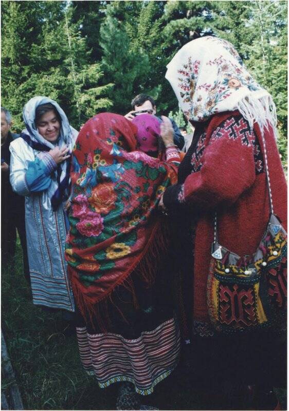 Фотография цветная, глянцевая. Посаженная мать поздравляет невесту. Из комплекта:  Свадебный обряд в этнографическом музее под открытым небом «Торум Маа». Опыт реконструкции. 1997 г.