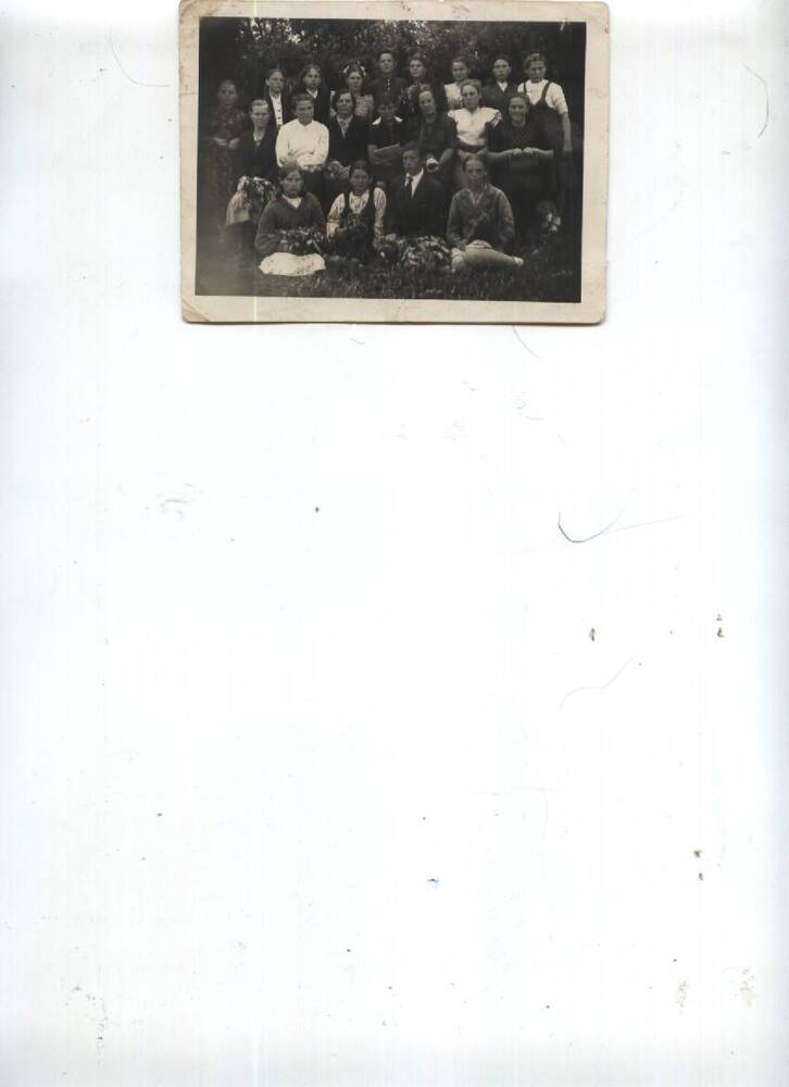 фото ч/б. Учителя Площанской школы, 1945г.
