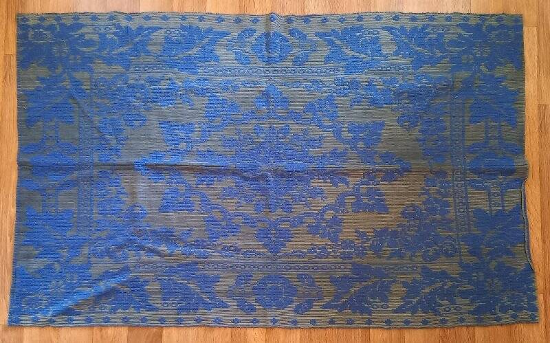 Покрывало домотканое, полотняного переплетения, сине-серое с рисунком, сшитое из двух полотен (шов проходит посередине).