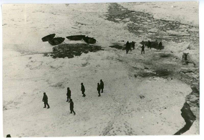 Фотография. Л/п С. Дежнев (СКР-19) и снимки с его борта в навигацию 1944 г. «Дежнев» подходит к поморам-зверобоям (из Койды), унесенным на оторвавшейся льдине в море 15 дней тому назад.