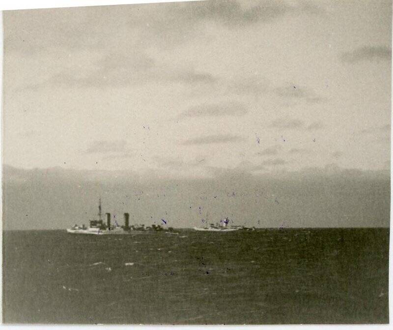 Фотография. Л/п С. Дежнев (СКР-19) и снимки с его борта в навигацию 1944 г. Сопровождение л/д «И. Сталин».