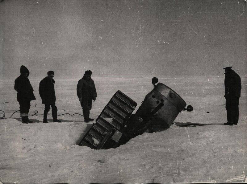 Фотография. Наземный транспорт Советских антарктических экспедиций. Трактор провалился в трещину. Район посёлка Мирного. 5-я САЭ.