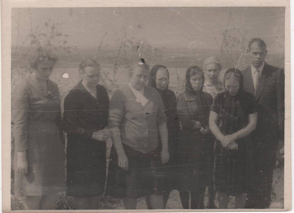 Фотография № 4 из серии Родственники у братской могилы девушек-разведчиц в д. Марково