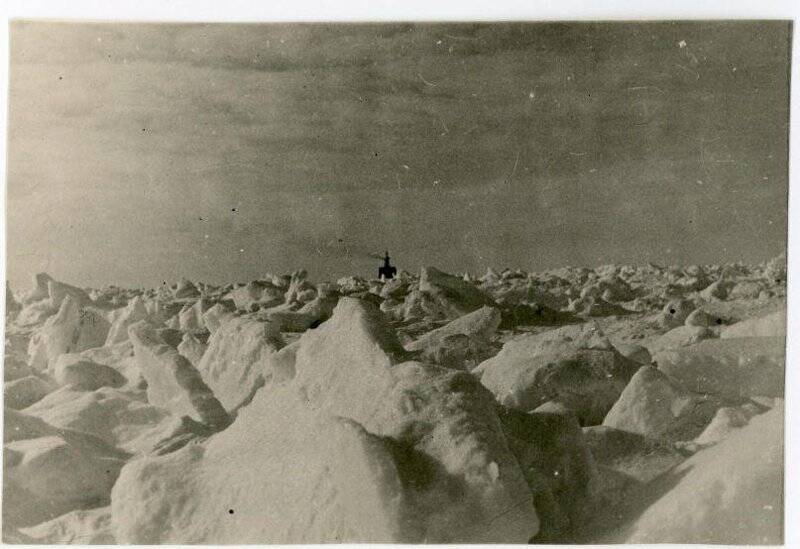 Фотография. Л/п С. Дежнев (СКР-19) во льду и снимки с его борта в навигацию 1944 г.