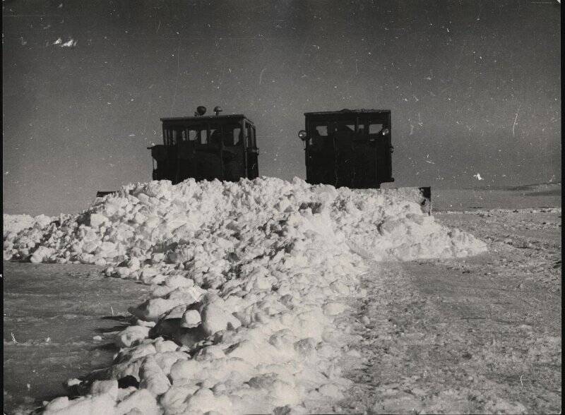 Фотография. Наземный транспорт Советских антарктических экспедиций. Расчистка возле взлётно-посадочной полосы. Посёлок Мирный. 2-я КАЭ.