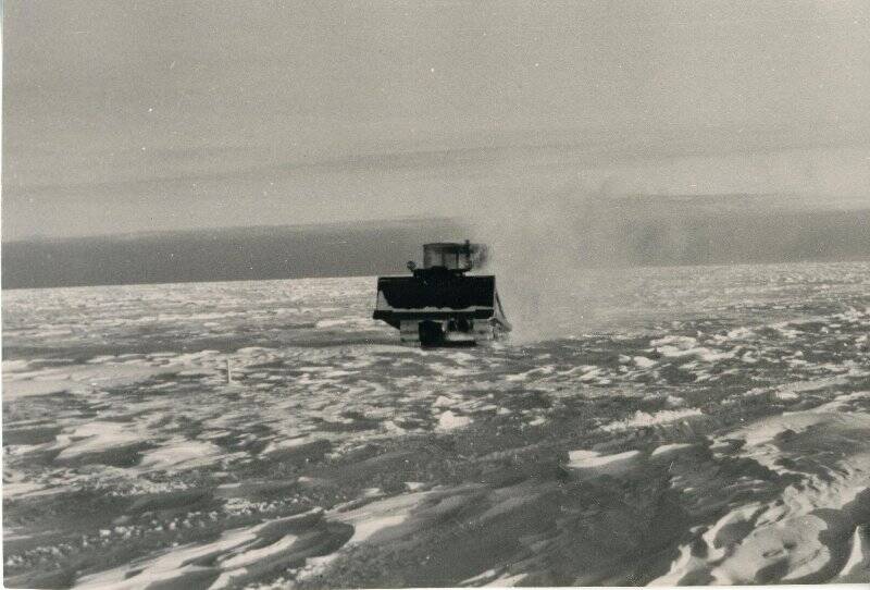 Фотография. Наземный транспорт Советских антарктических экспедиций. Трактор-бульдозер на материковом льду в 25 км от обсерватории Мирный. 1-я КАЭ.