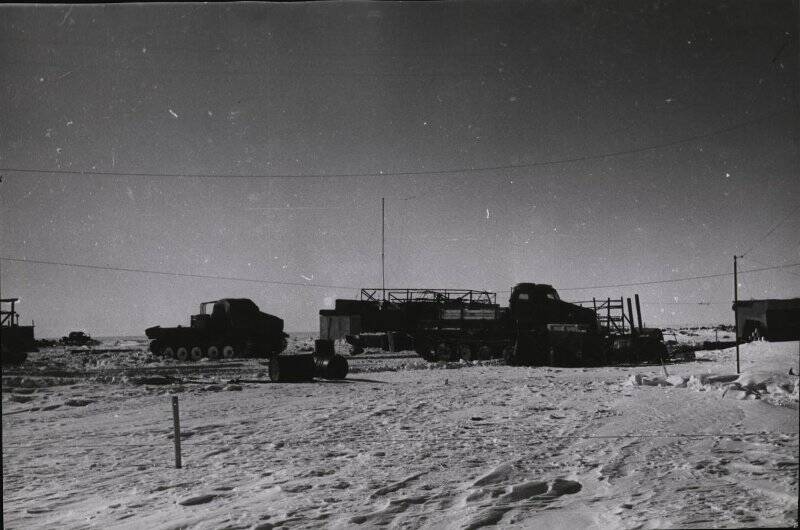 Фотография. Наземный транспорт Советских антарктических экспедиций. Тягачи. 9-я САЭ.