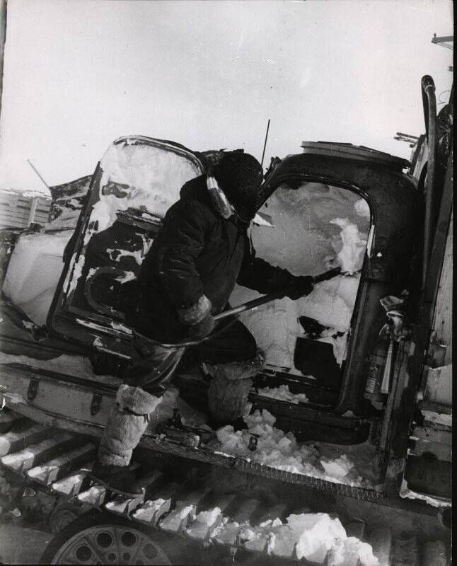Фотография. Наземный транспорт Советских антарктических экспедиций. Вездеход. После пурги снег из кабины приходилось убирать лопатой. Посёлок Мирный. 4-я САЭ.