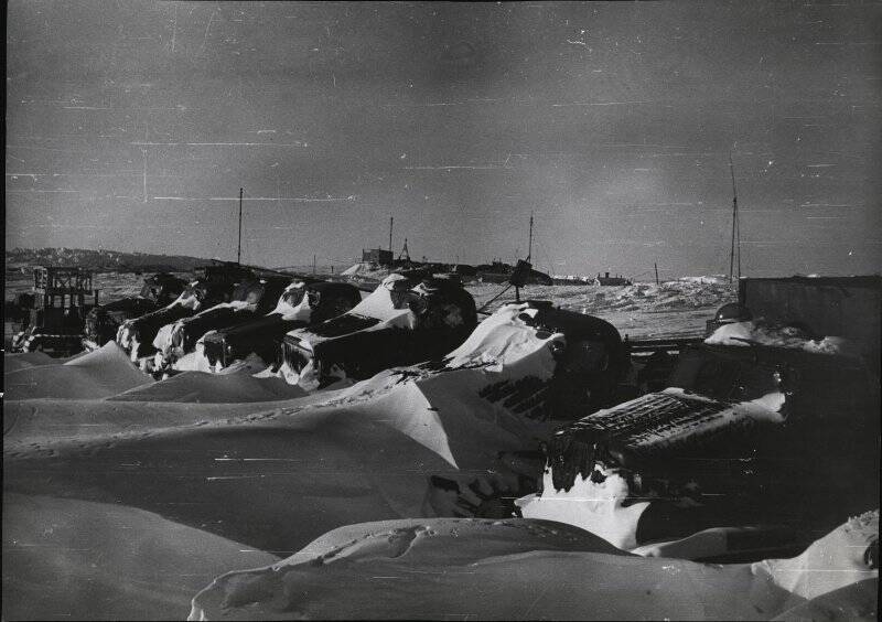 Фотография. Наземный транспорт Советских антарктических экспедиций. Вездеходы, трактор-бульдозер. Посёлок Мирный.