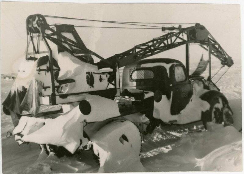 Фотография. Наземный транспорт Советских антарктических экспедиций. Автокран после пурги. Посёлок Мирный. 1-я КАЭ.