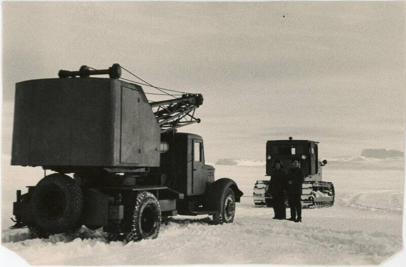 Фотография. Наземный транспорт Советских антарктических экспедиций. Буксировка трактором автокрана. Посёлок Мирный. 1-я КАЭ.