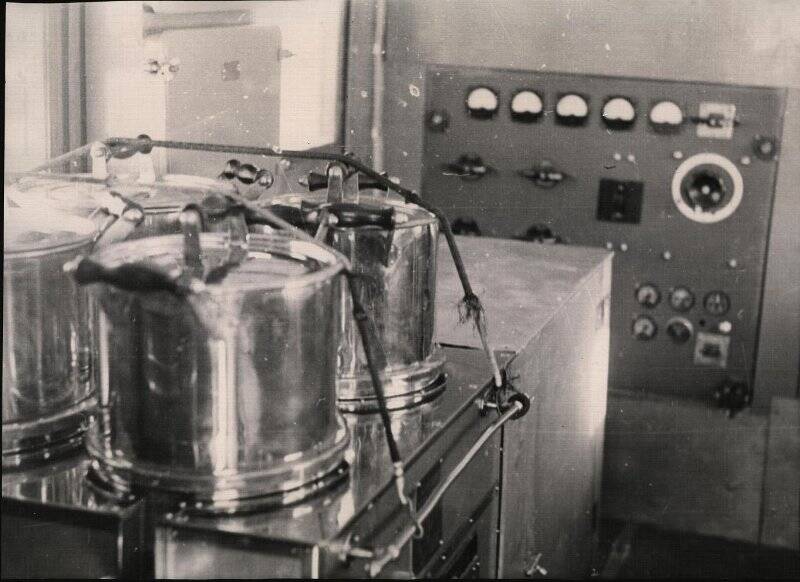 Фотография. Наземный транспорт Советских антарктических экспедиций. Электрическая кухня в кузове тяжёлого тягача при походе вглубь Антарктиды. 4-ая САЭ.