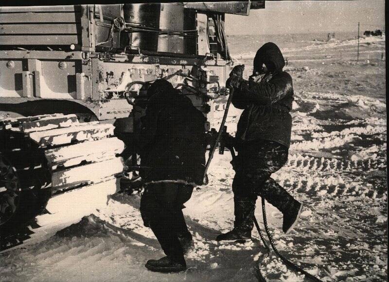 Фотография. Наземный транспорт Советских антарктических экспедиций. Ремонт тягача. Обсерватория Мирный. 4-я САЭ.