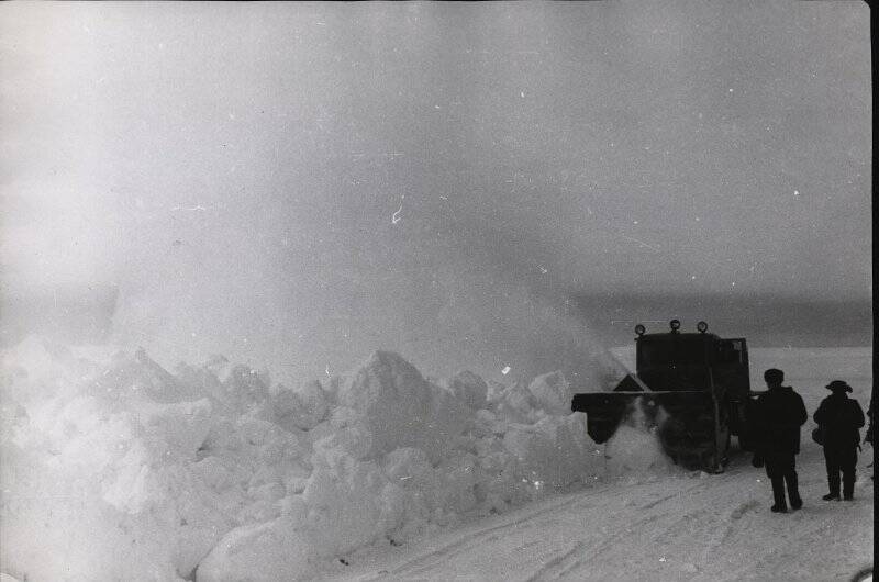 Фотография. Наземный транспорт Советских антарктических экспедиций. Трактор-бульдозер. Посёлок Мирный.