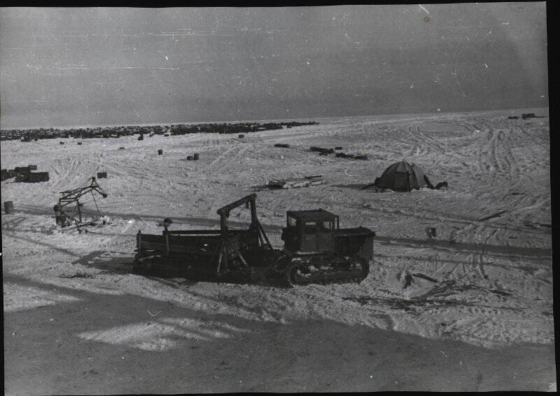 Фотография. Наземный транспорт Советских антарктических экспедиций. Трактор с грузовыми санями. Посёлок Мирный. 2-я КАЭ.