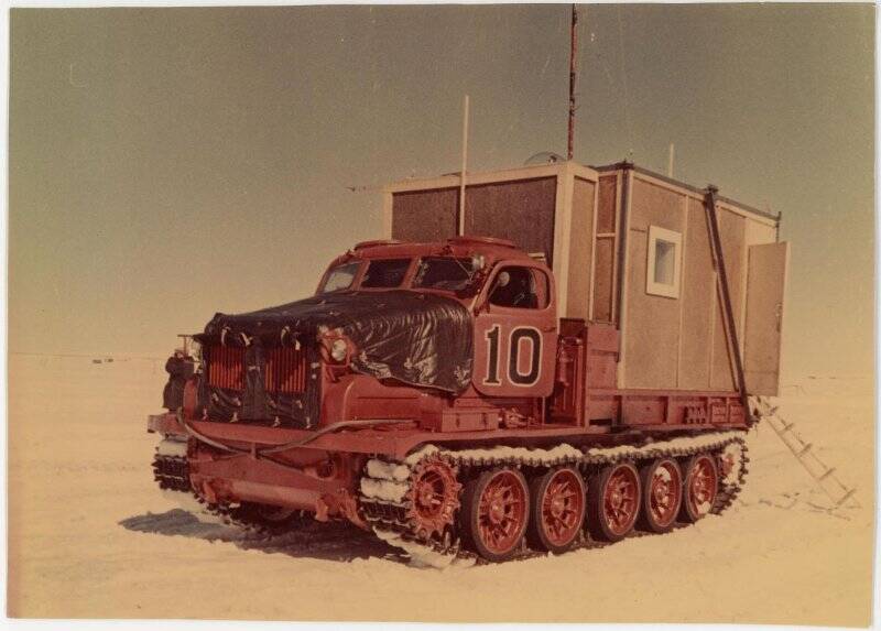 Фотография. Наземный транспорт Советских антарктических экспедиций. Тяжёлый тягач, используемый для внутриконтинентального похода. Посёлок Мирный. 2-я КАЭ.