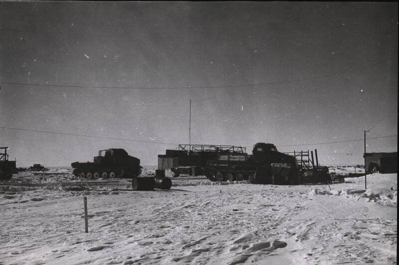 Фотография. Наземный транспорт Советских антарктических экспедиций. Тягачи. 9-я САЭ.