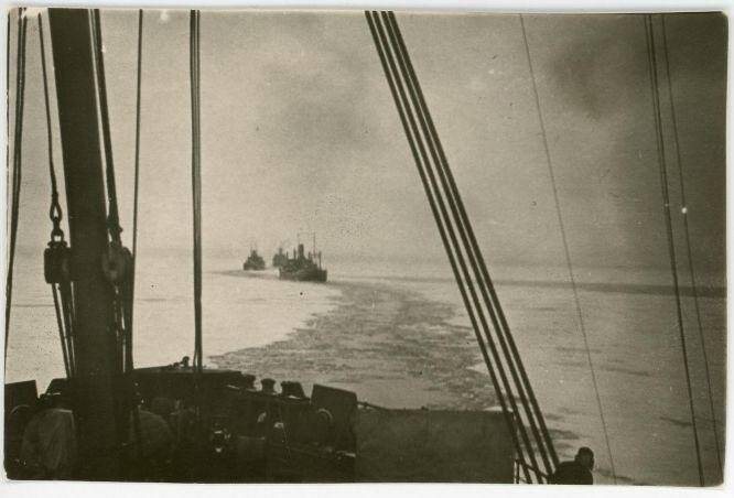 Фотография. Л/п С. Дежнев (СКР-19) в навигации 1942 г., снимки с борта парохода.