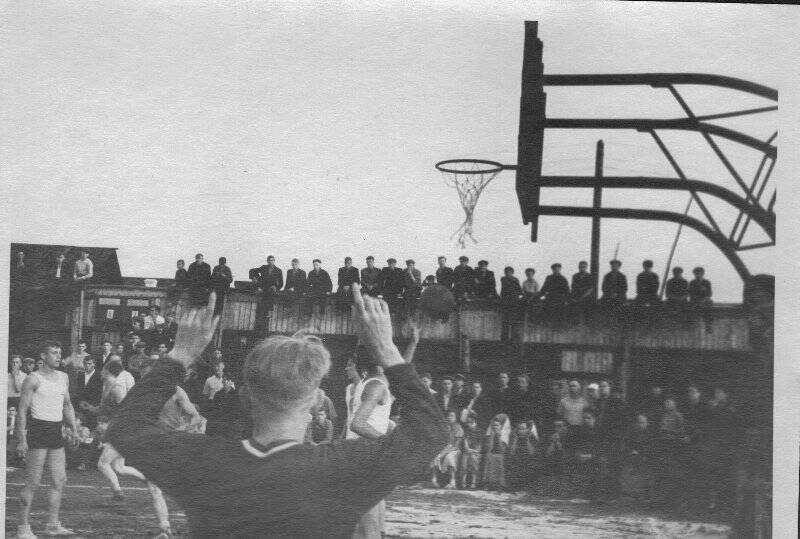 Фотография. Зрители на баскетбольном матче на городском стадионе. г. Чусовой.