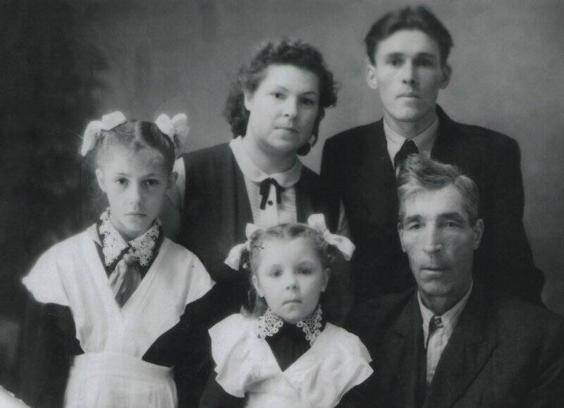 Фотография черно-белая Александра Ивановича Шарохи с семьей