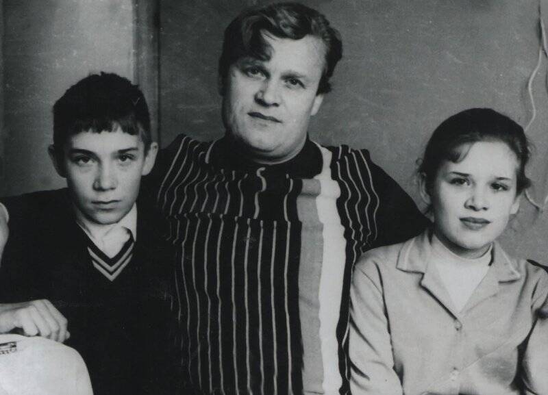 Фотография черно-белая Леонида Ивановича Шарохи с детьми