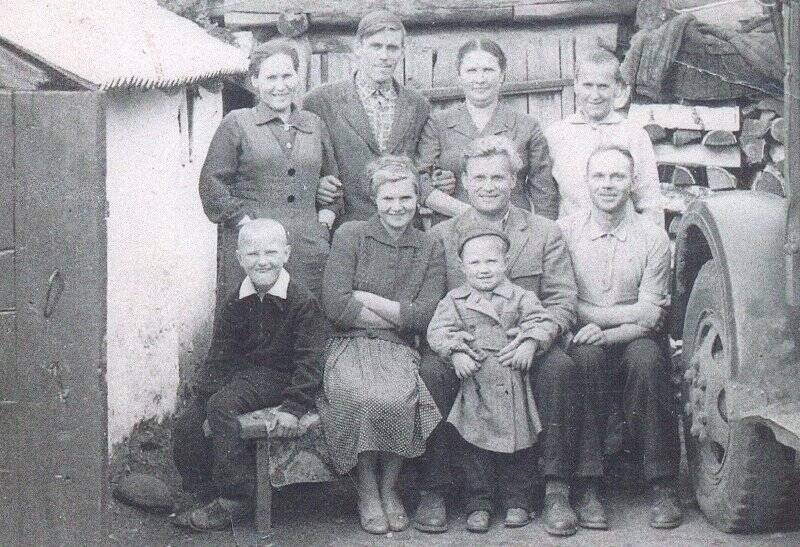 Фотография черно-белая Леонида Ивановича Шарохи с родственниками
