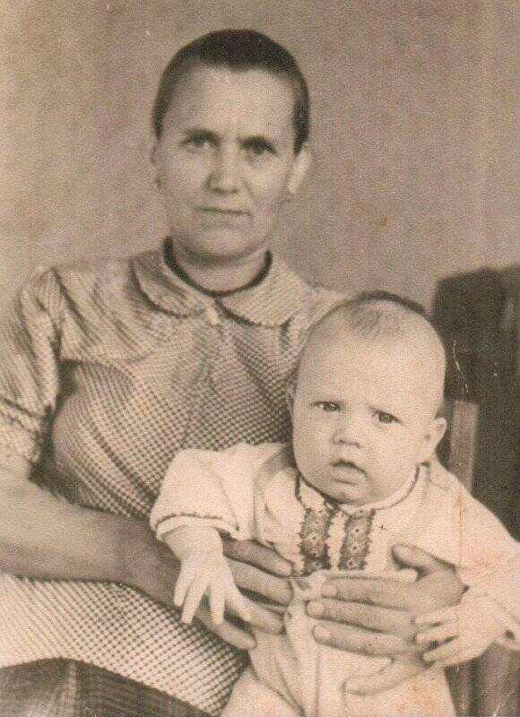 Фотография черно-белая Шароха Федосьи Ивановны с внуком Алексеем