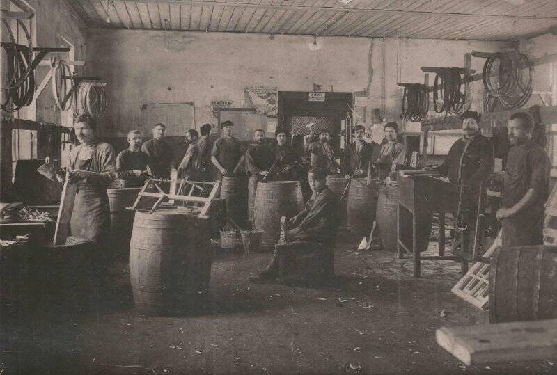 Фотография. Бондарный цех на Батракском нефтеперевалочном складе 1927 г.