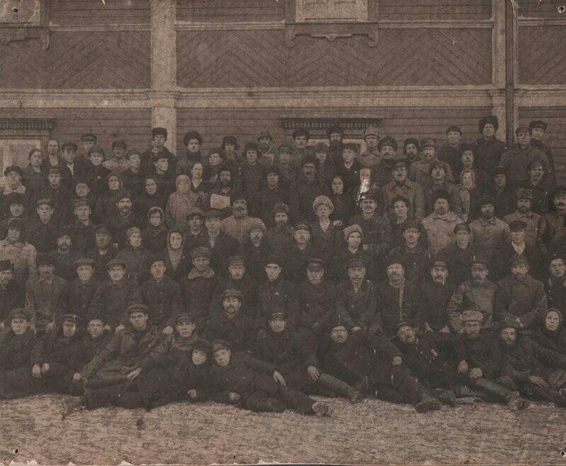 Фотография. Рабочие и служащие нефтеперевалочного склада у здания конторы, 1927 г.