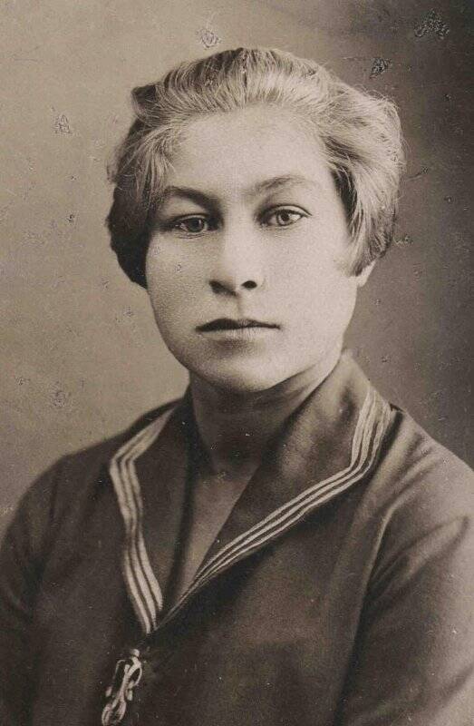 Фотопортрет. Нина Жарова – вожатая пионерского отряда на лесозаводе «Правая Волга», 1930 год.