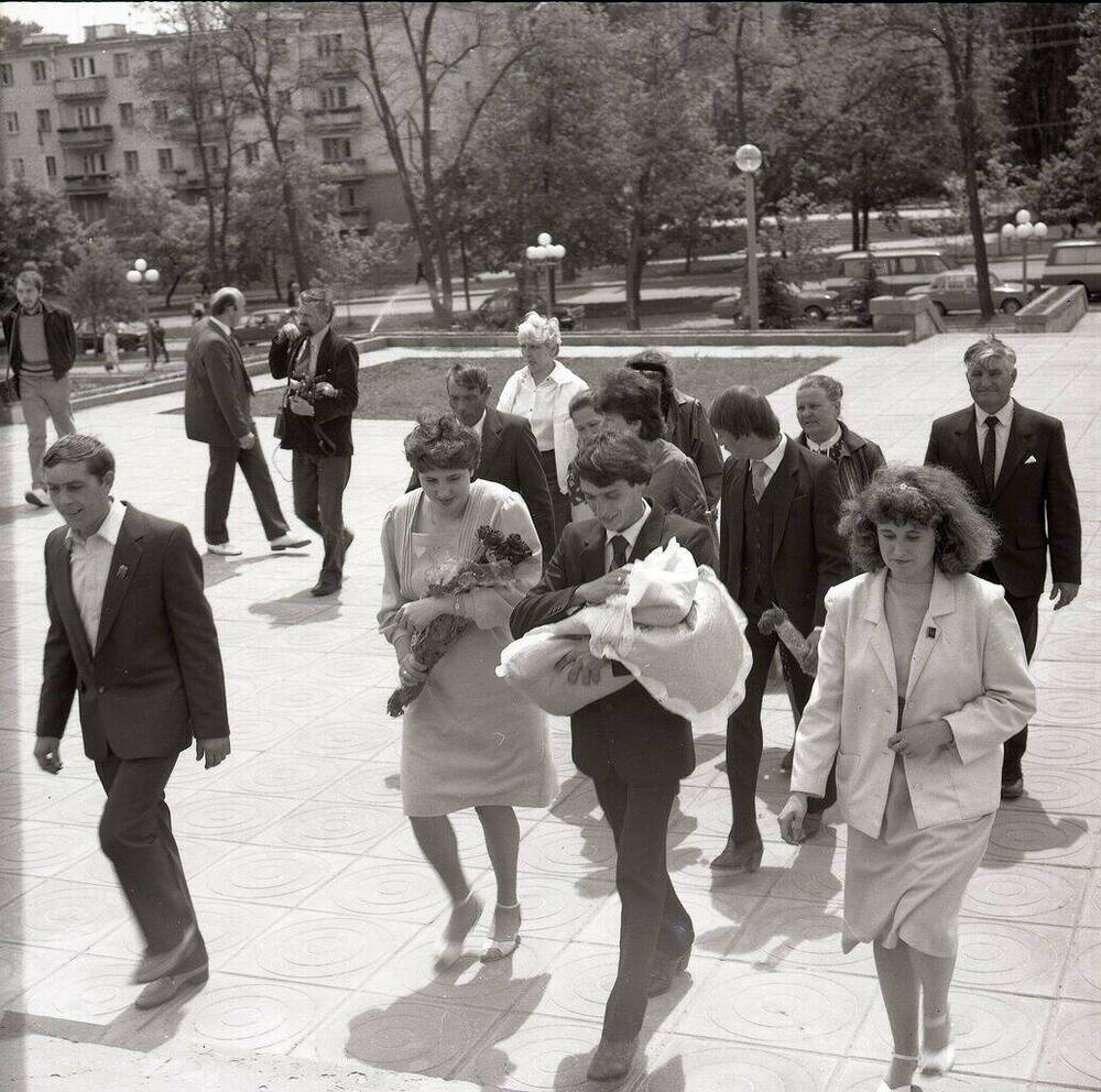 Негатив: Родители и почетные родители 300-тысячного жителя Ставрополя Светланы перед началом торжественной регистрации 18 мая 1986 г..